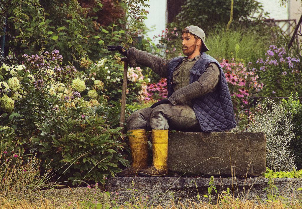 figurine de paysagiste attendant d'être payé par une copropriété 